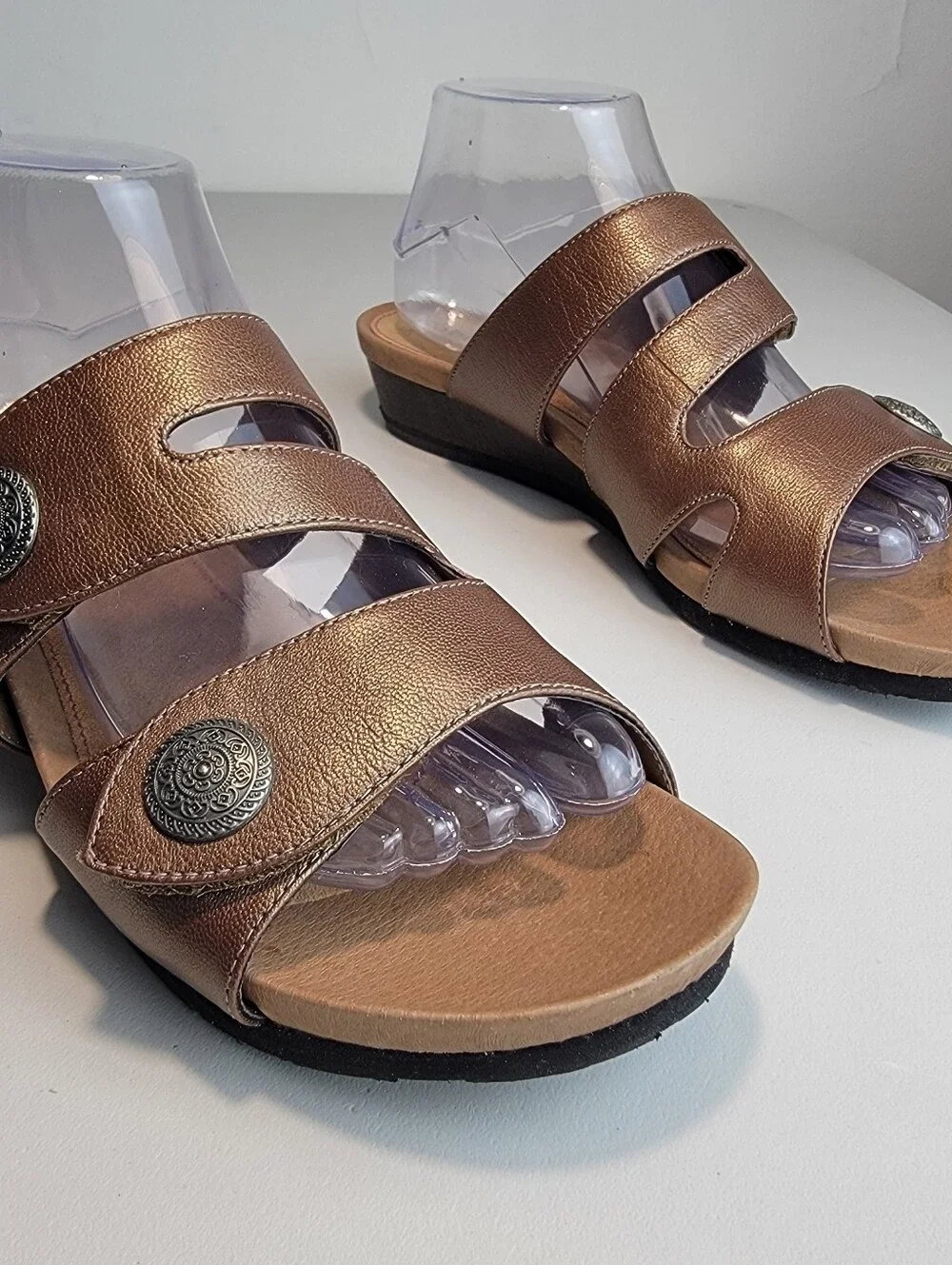 Cobb Hill Heidi Medallion Sandals Adjustable Straps Low Wedge Brown Metallic 10M